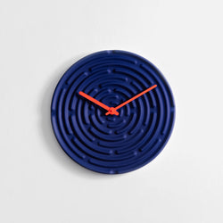 raawii Manon Novelli - Minos - Wanduhr Clock Horizon blue/traffic orange